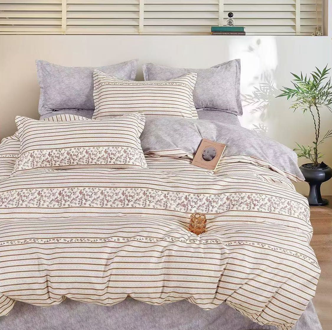 Premium Quality – Luxury Bedding with Fitted Sheet & 4 Pillowcases (Multiple Designs/Variants) 6-Piece King Size Quilt Cover Set