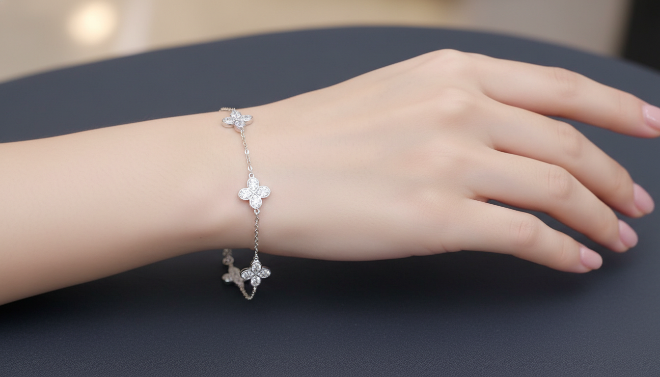 Silver Clover Bracelet – Delicate Four-Leaf Motif Chain