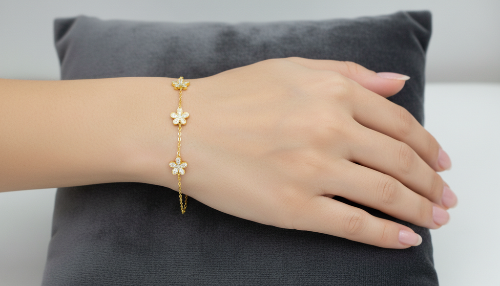 Clover Flower Bracelet – Delicate Chain with Sparkling Motifs