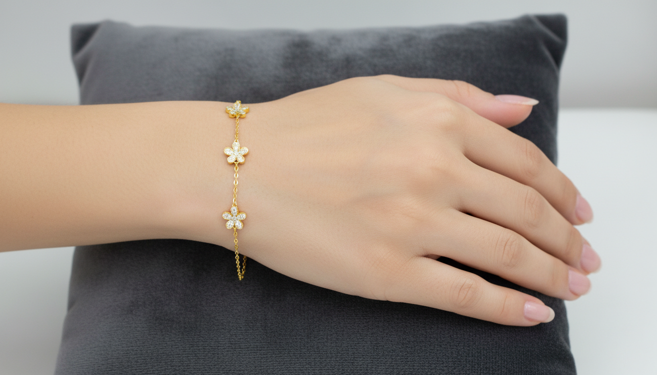 Clover Flower Bracelet – Delicate Chain with Sparkling Motifs