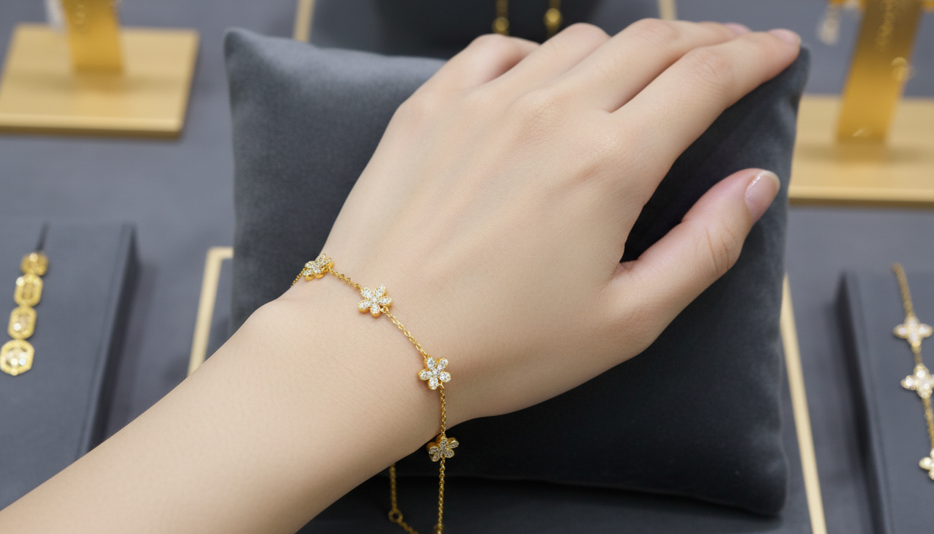 Clover Flower Bracelet – Delicate Chain with Sparkling Motifs